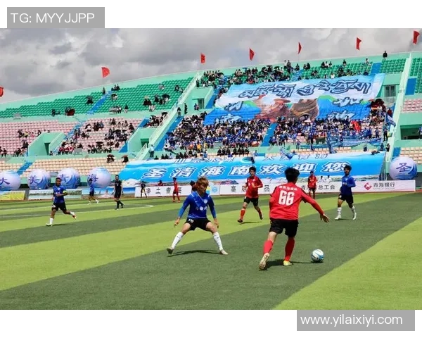 金色头发足球巨星赛场风采闪耀绿茵激发无数球迷热情